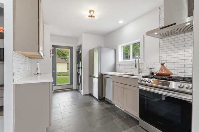 2810 Middle Road, Davenport, IA 52803