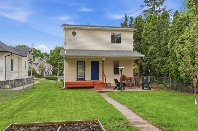 2810 Middle Road, Davenport, IA 52803