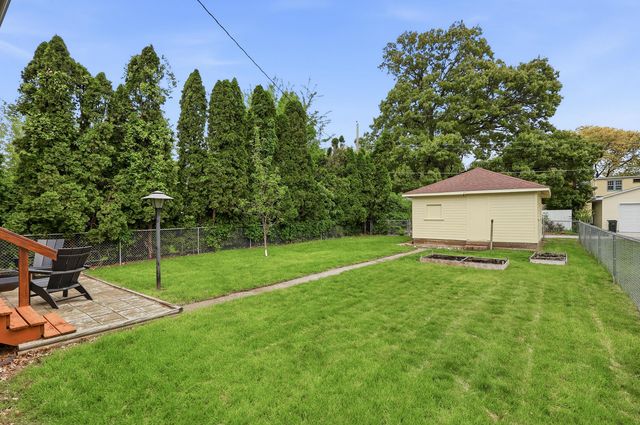2810 Middle Road, Davenport, IA 52803