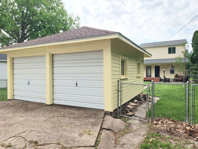 2810 Middle Road, Davenport, IA 52803