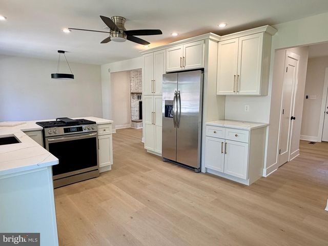 31 BERKLEY RD, Broomall, PA 19008