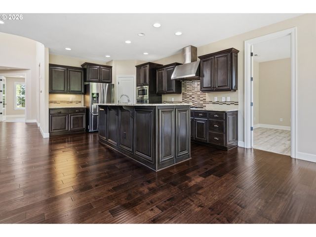 5832 Nw BANNISTER Dr, Portland, OR 97229