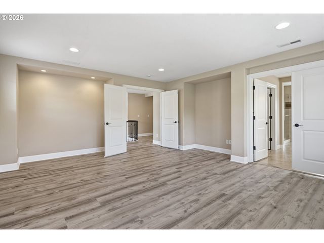 5832 Nw BANNISTER Dr, Portland, OR 97229