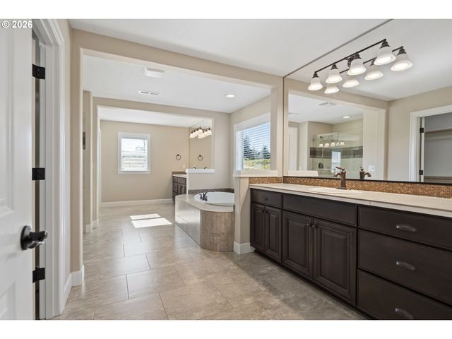 5832 Nw BANNISTER Dr, Portland, OR 97229