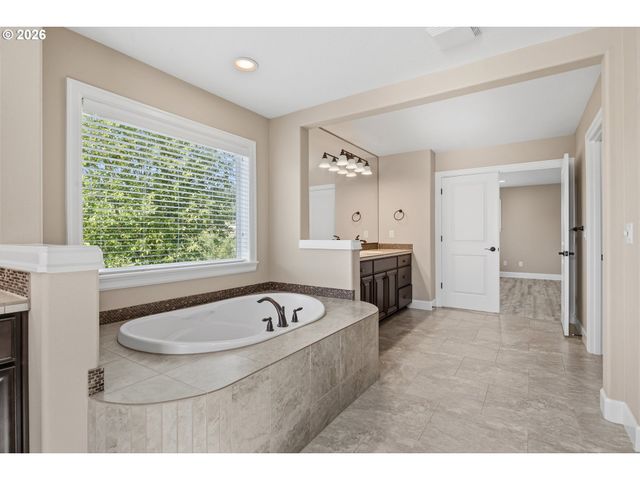 5832 Nw BANNISTER Dr, Portland, OR 97229