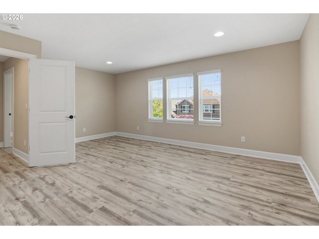 5832 Nw BANNISTER Dr, Portland, OR 97229