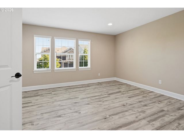 5832 Nw BANNISTER Dr, Portland, OR 97229