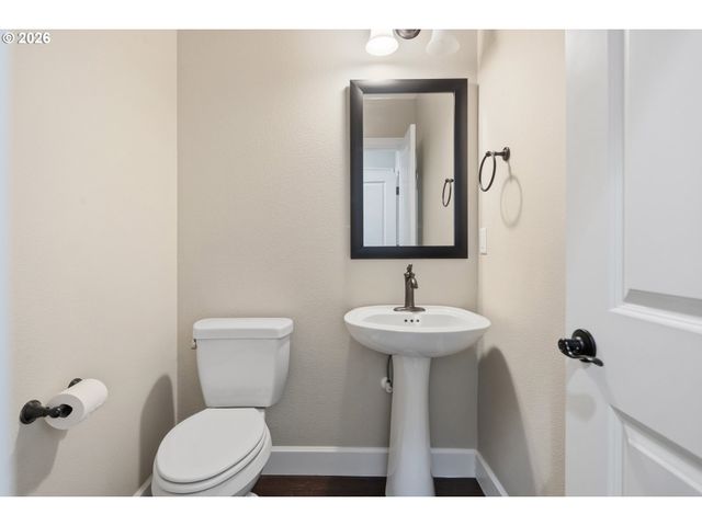 5832 Nw BANNISTER Dr, Portland, OR 97229
