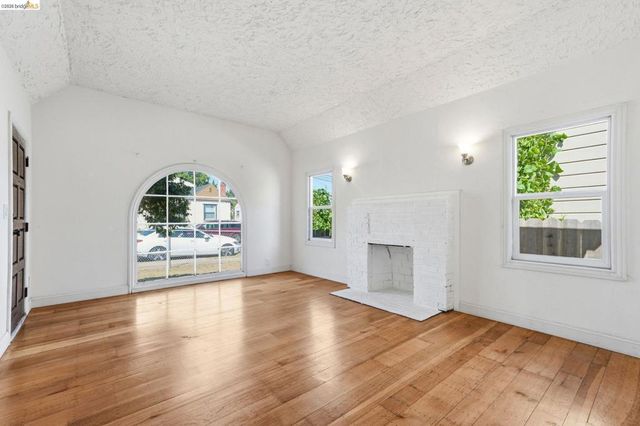 5465 Holland St, Oakland, CA 94601