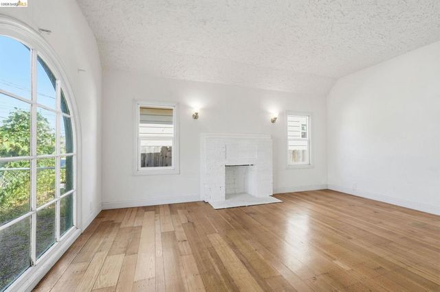 5465 Holland St, Oakland, CA 94601