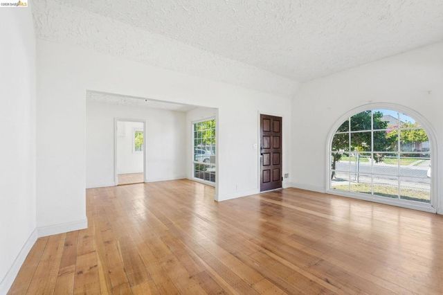 5465 Holland St, Oakland, CA 94601