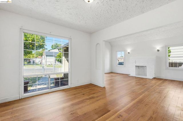 5465 Holland St, Oakland, CA 94601