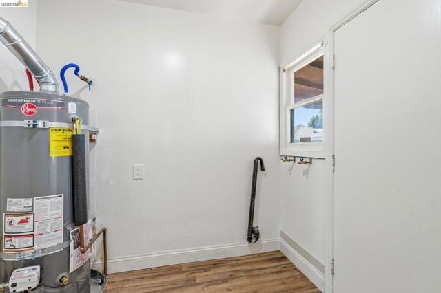 5465 Holland St, Oakland, CA 94601
