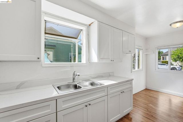 5465 Holland St, Oakland, CA 94601