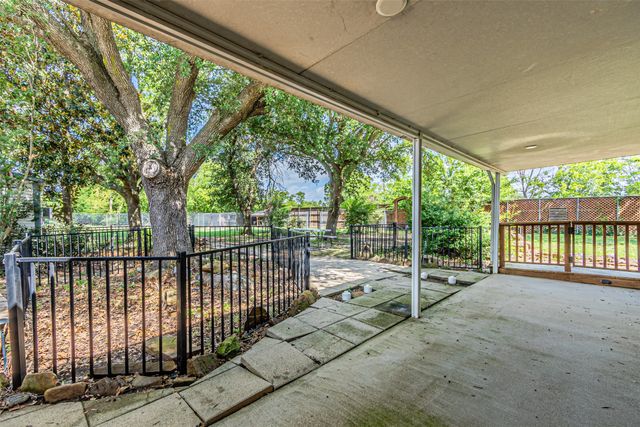 7821 N State Highway 34, Oak Ridge, TX 75161