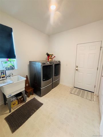 8215 Carston Lane, Brighton, MI 48116