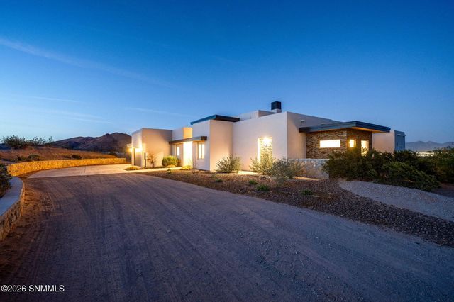 7050 Calle Estancias, Las Cruces, NM 88007