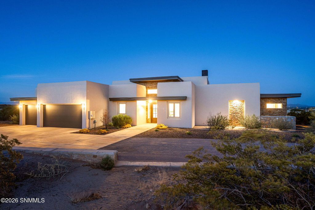 7050 Calle Estancias, Las Cruces, NM 88007