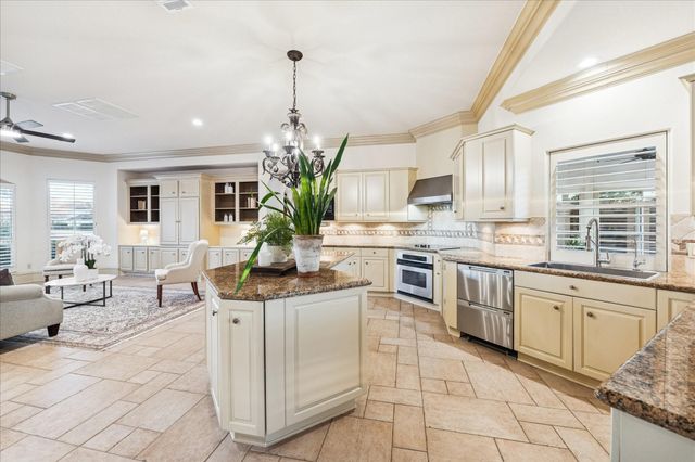 1902 Emerald Cove, Houston, TX 77077