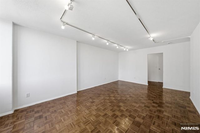 200 Winston Drive 2120, Cliffside Park, NJ 07010