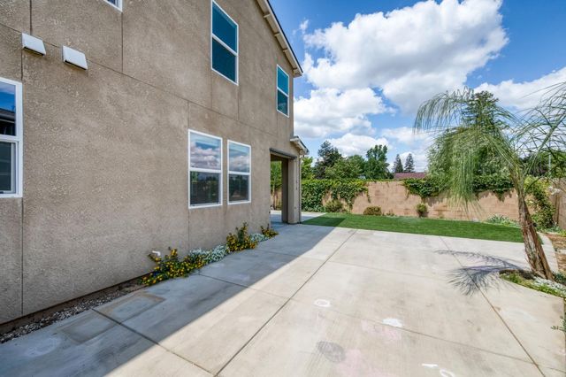 5402 W Santa Barbara Drive, Fresno, CA 93722