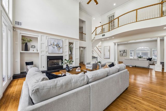 5152 Huckleberry Circle, Houston, TX 77056