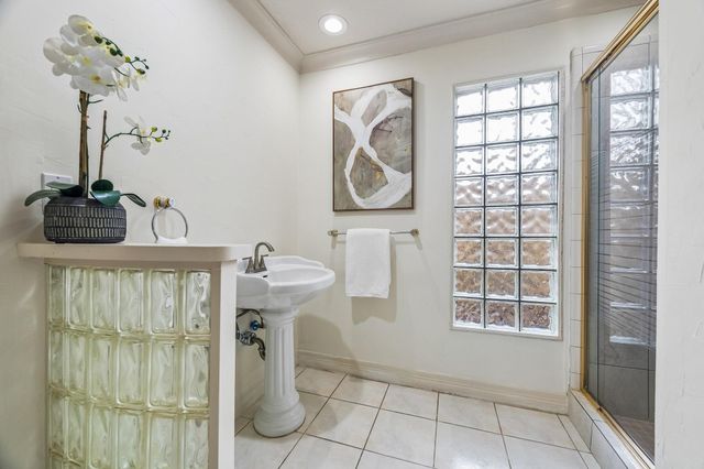 5152 Huckleberry Circle, Houston, TX 77056