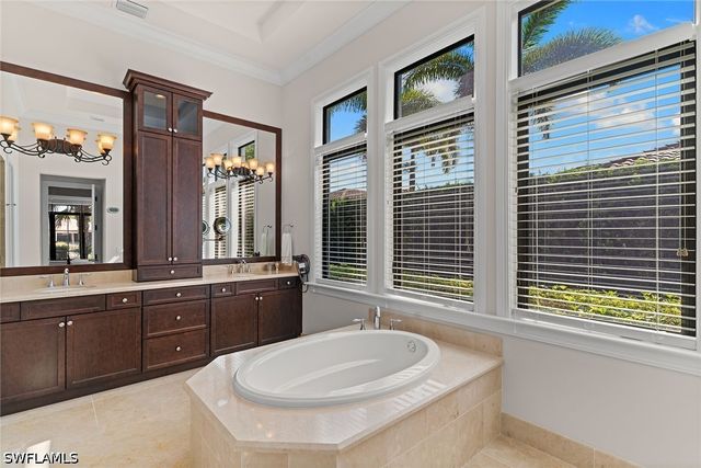 2234 Aberdeen CT, Naples, FL 34105