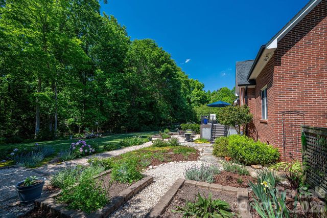 5029 Graystone Estates Drive, Belmont, NC 28012