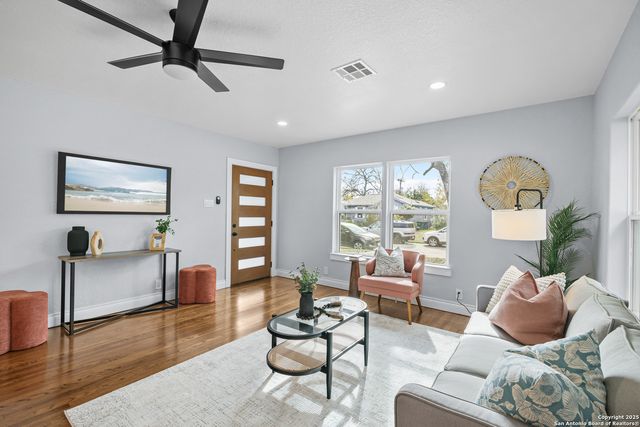 1555 W Lullwood, San Antonio, TX 78201