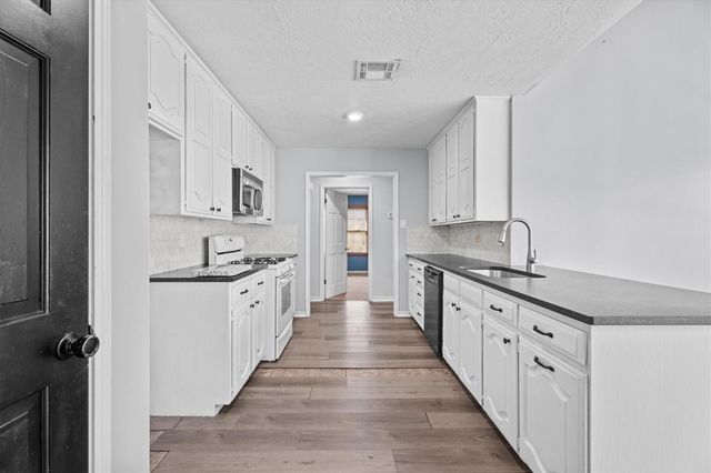 8708 Greenleaf Drive, College Station, TX 77845