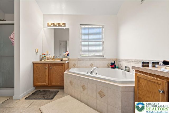 2305 Aberdeen Way, Lower Macungie Twp, PA 18062