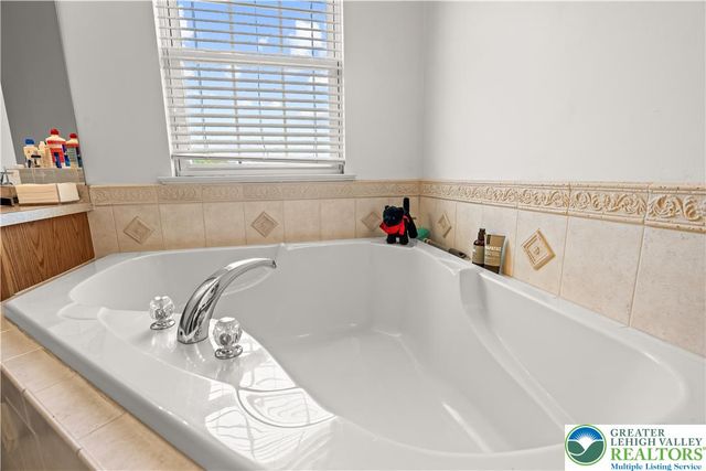 2305 Aberdeen Way, Lower Macungie Twp, PA 18062