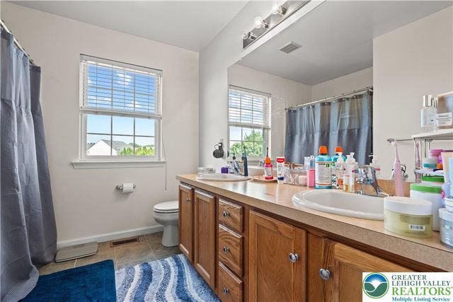 2305 Aberdeen Way, Lower Macungie Twp, PA 18062
