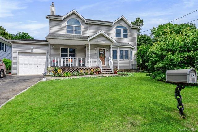 13 Meadow Lane, Bayville, NY 11709