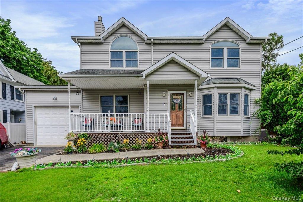 13 Meadow Lane, Bayville, NY 11709