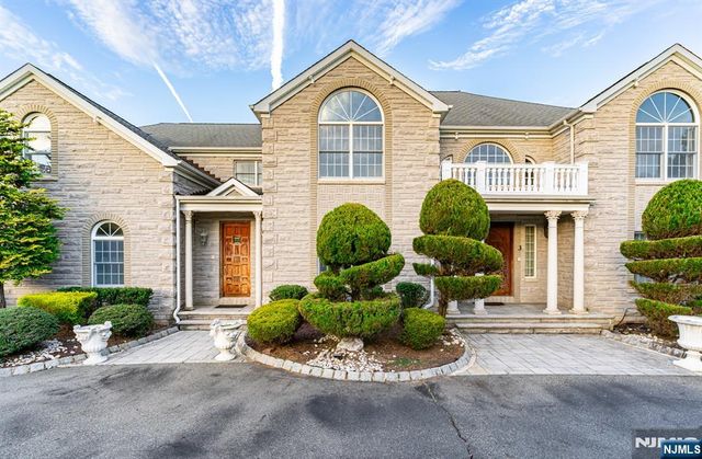 3 Topaz Court, Marlboro, NJ 07746