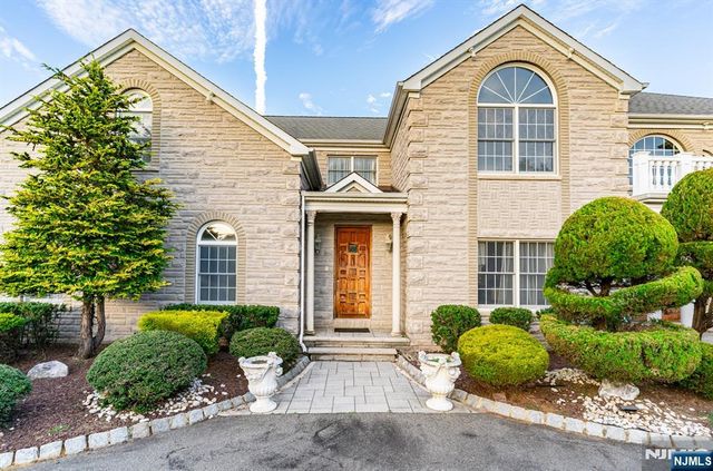 3 Topaz Court, Marlboro, NJ 07746