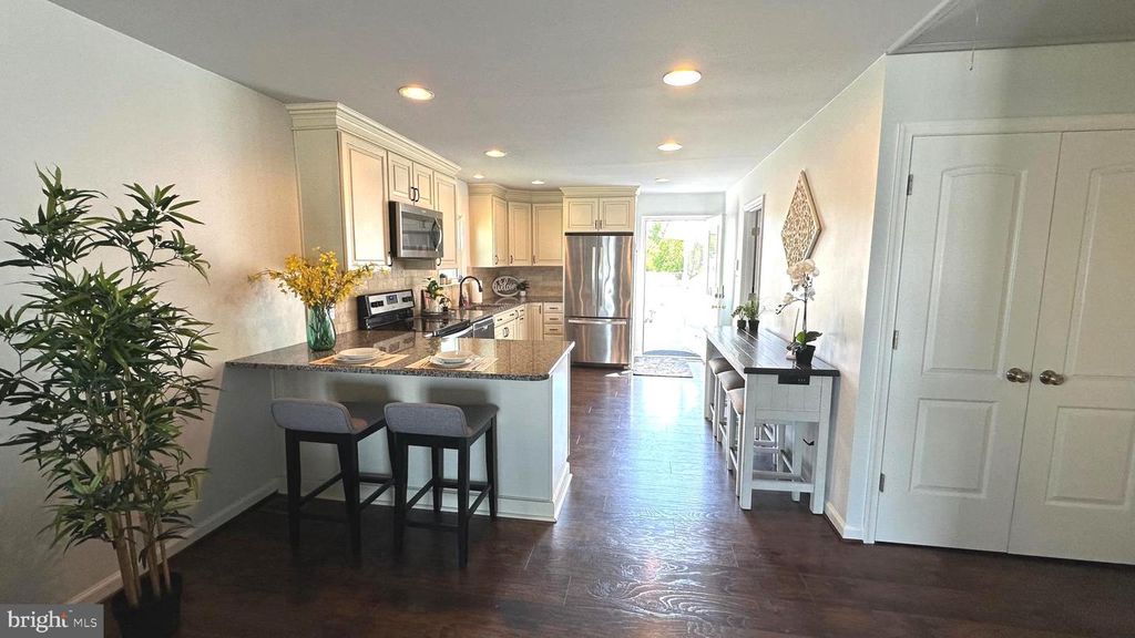 Image 10 of property listing at 3906 GLENHURST RD, Baltimore, MD 21222