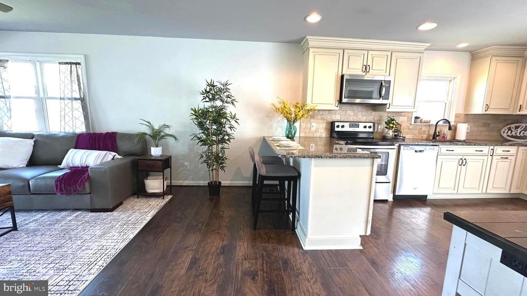 Image 14 of property listing at 3906 GLENHURST RD, Baltimore, MD 21222
