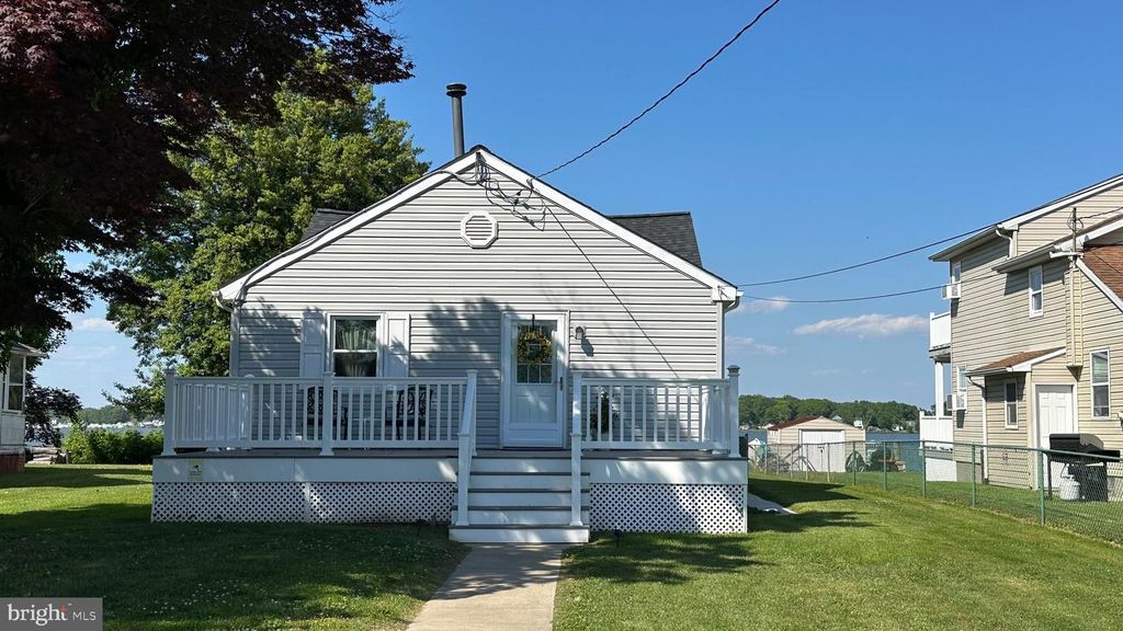 Image 3 of property listing at 3906 GLENHURST RD, Baltimore, MD 21222
