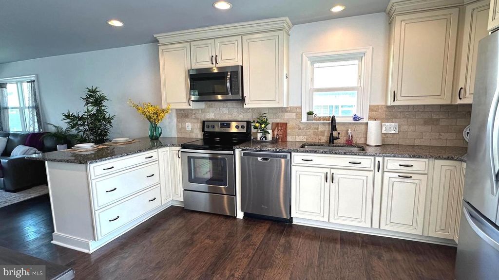Image 4 of property listing at 3906 GLENHURST RD, Baltimore, MD 21222