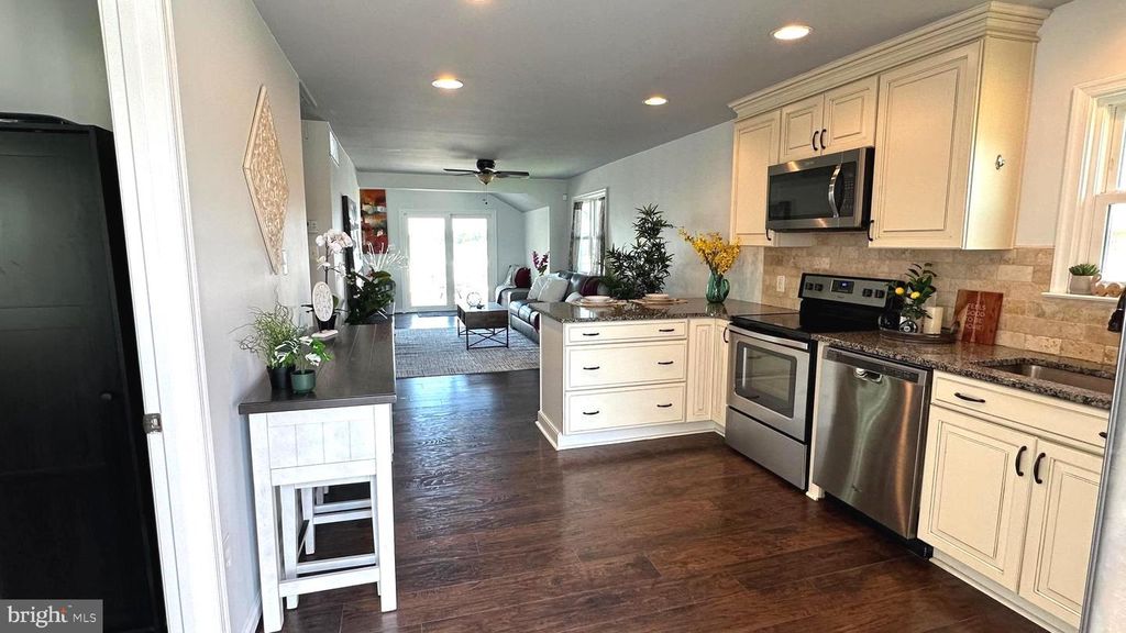 Image 5 of property listing at 3906 GLENHURST RD, Baltimore, MD 21222