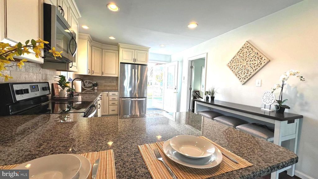 Image 7 of property listing at 3906 GLENHURST RD, Baltimore, MD 21222