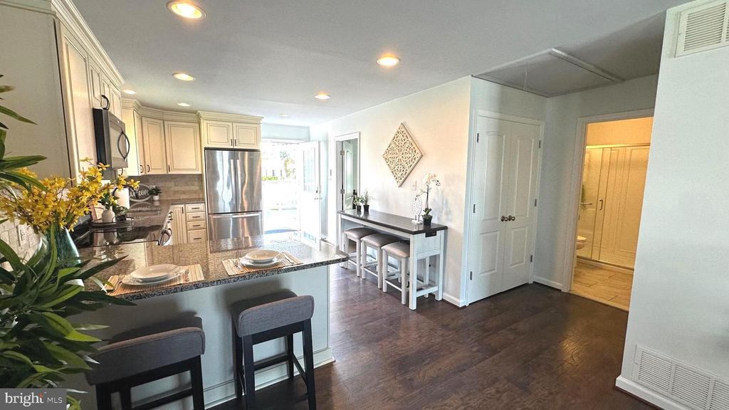 Image 9 of property listing at 3906 GLENHURST RD, Baltimore, MD 21222