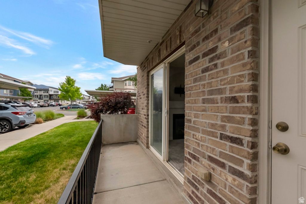 Image 15 of property listing at 117 E CALBOURNE LN #I-2, Sandy, UT 84070