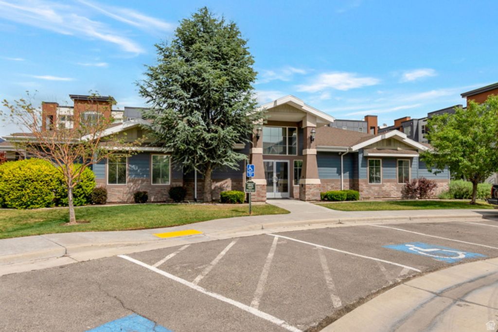 Image 16 of property listing at 117 E CALBOURNE LN #I-2, Sandy, UT 84070