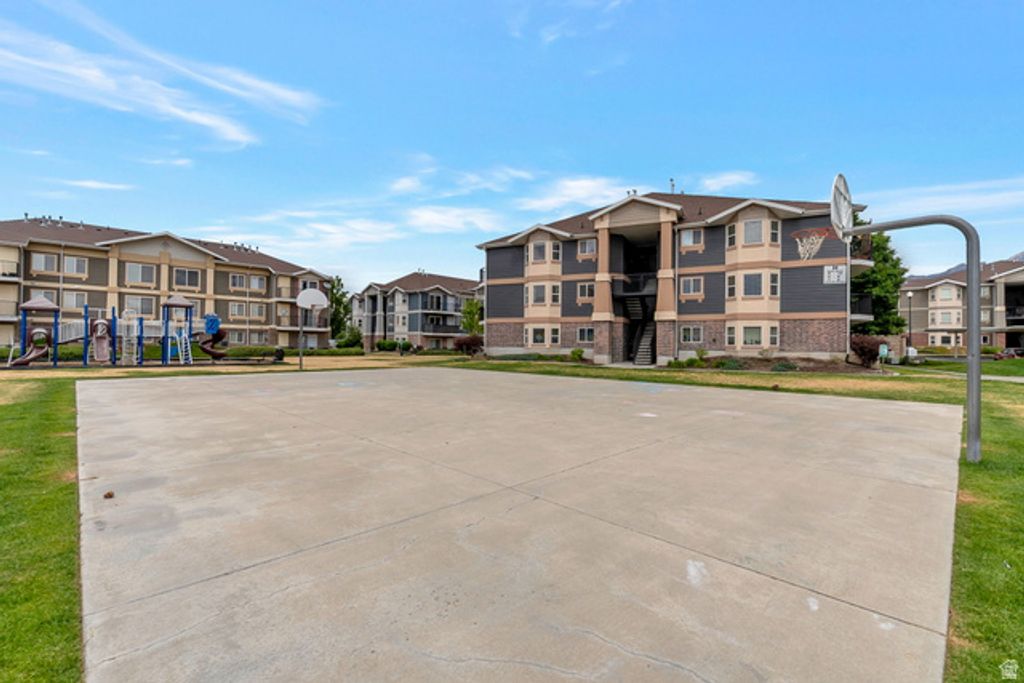 Image 19 of property listing at 117 E CALBOURNE LN #I-2, Sandy, UT 84070