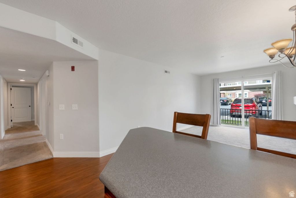 Image 5 of property listing at 117 E CALBOURNE LN #I-2, Sandy, UT 84070