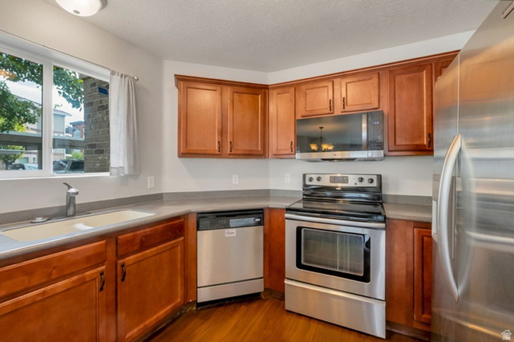 Image 6 of property listing at 117 E CALBOURNE LN #I-2, Sandy, UT 84070